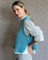 Chaleco tejido de punto en lana lambswool, con cuello redondo, diseño sin mangas y aberturas laterales en el ruedo.