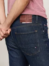 Jean de corte ajustado color azul oscuro, confeccionado en tejido denim elástico con Flex Technology.