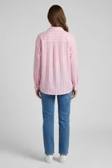 Camisa de manga larga con diseño de rayas verticales en tonos beige y blanco, cuello camisero, cierre frontal con botones y un bolsillo aplicado en el pecho.