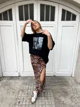 Falda larga de tiro alto con estampado animal print de leopardo en tonos marrones y negros. Tiene una abertura lateral en la pierna.