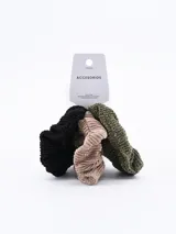 Set de tres scrunchies de tela plisada brillante en colores negro, rosa y verde oliva.