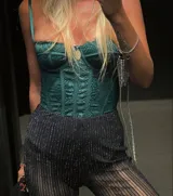 Corset de encaje color verde petróleo con breteles finos y espalda regulable.