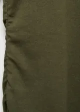 Vestido midi de punto entallado, con cuello redondo y manga larga. Presenta un diseño ajustado al cuerpo con detalle de frunces laterales en la cintura.