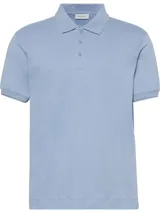 Chomba celeste de piqué de algodón, corte regular, con cuello clásico, tapeta de tres botones y logo bordado en el pecho.