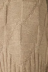 Buzo de tejido de punto industrial color marrón oscuro, con cuello medio y diseño de bloques cuadrados en relieve.