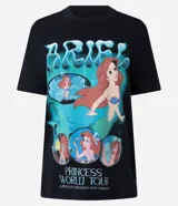 Remera de algodón negro, modelo t-shirt con cuello redondo y manga corta. Cuenta con una estampa frontal colorida de la princesa Ariel de Disney y la inscripción 'Princess World Tour'.