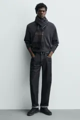 Zapatilla deportiva de estilo retro con diseño de paneles combinados en tonos beige y crema. Presenta detalles en gamuza y una suela de goma en color caramelo.