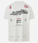 Remera de algodón color blanco, corte comfort, con cuello redondo y manga corta. Presenta un estampado grande en la espalda con un auto de carrera estilo Fórmula 1, un diagrama de circuito y varios textos gráficos relacionados con carreras.