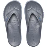 Ojotas Crocs Bayaband Flip de color azul marino, con tiras de dedo y suela con banda lateral blanca y roja con la inscripción de la marca en relieve.