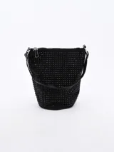 Cartera tipo bucket negra con tachas redondas en toda la superficie y cierre superior con cremallera. Tiene correa de mano y correa larga desmontable.