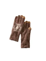 Guantes de invierno tejidos en color marrón con diseño geométrico en blanco y detalles en color cobre en los dedos para pantallas táctiles.