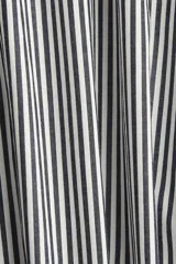 Pantalón tobillero de algodón a rayas verticales blancas y azul marino, con cintura elástica fruncida y corte ancho en las piernas.