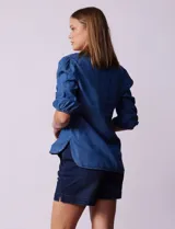 Blusa celeste de tencel, marca Alex & Parker, con escote en V y manga corta amplia.