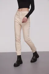 Pantalon de jean de corte recto y tiro medio, en color natural, con ruedo deshilachado.