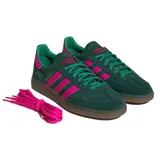 Championes Adidas Handball Spezial de gamuza verde oscuro, con las tres franjas laterales y el talón en fucsia. Presenta la inscripción dorada "SPEZIAL" en el lateral, suela de goma caramelo y cordones verdes.