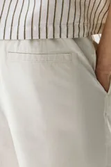 Short de lino y viscosa color beige, de corte relajado, con cintura elástica y cordón ajustable.