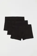 Pack de tres calzoncillos tipo bóxer trunk negros, de punto elástico de algodón, con costuras planas, elástico revestido en la cintura y frente forrado.