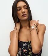 Vestido midi negro con estampado floral, tirantes finos, escote cuadrado y corte evasé en tejido de chiffon.