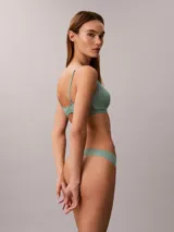 Colaless de microfibra suave con diseño sin costuras y bordes cortados a láser, ideal para un acabado invisible bajo la ropa. Presenta talle medio y el logo de la marca estampado en la cadera.