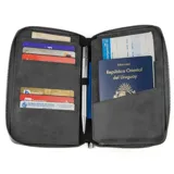 Portapasaporte de cuero genuino con acabado texturizado y cierre perimetral. Cuenta con tecnología de protección anticlonación, capacidad para dos pasaportes, seis tarjetas, efectivo y documentos de viaje.