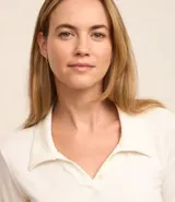 Conjunto de pijama americano corto confeccionado en viscosa. Son dos prendas: Blusa lisa color crema con manga corta, cuello polo y botones; y short color borgoña con cintura elástica y estampa floral.