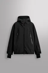 Cazadora deportiva de esquí en color negro, confeccionada en tejido técnico impermeable de tres capas con costuras y cremalleras termoselladas. Cuenta con capucha ajustable, ventilación en axilas, puños con ajuste de tira adherente y puño interior elástico con abertura para el pulgar. Incluye sistema de rescate RECCO y faldón interior para protección contra el frío.