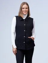 Chaleco negro capitoneado con cuello con solapa, abertura central con botones y bolsillos delanteros.