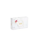 Billetera corta marca Coveri Collection, color blanco, de diseño rectangular con solapa y cierre de broche a presión. Detalle de placa metálica dorada con el nombre de la marca en el frente y herrajes dorados.