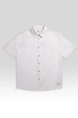 Camisa de manga corta color crema con textura, botones de madera y parche con logo.