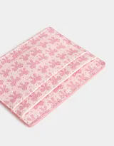 Tarjetero rosa con estampado de moños.