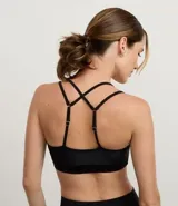 Top deportivo negro de microfibra con efecto satinado, copas removibles y correas dobles ajustables.