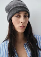 Gorro tipo beanie de punto, confeccionado en 100% cachemira, con diseño minimalista y borde enrollado.