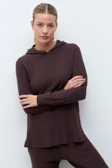 Hoodie de tejido de punto con textura de ochos, color chocolate, de manga larga y calce cómodo.