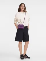 Bandolera Longchamp modelo Box-Trot XS, color morado, con correa fina al hombro y logo circular en el frente.