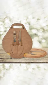 Tabla para parrilla de bamboo, redonda con funda en símil nobuckado, con costura artesanal y cubiertos con mango de madera.