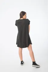 Vestido corto de algodón color fucsia, corte recto y mangas cortas.