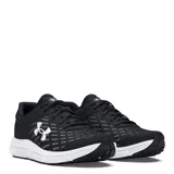 Championes de running Under Armour modelo Charged Assert 10, color negro con detalles en blanco. Presentan una parte superior de malla transpirable con refuerzos sintéticos, logo de la marca en el lateral y entresuela con tecnología Charged Cushioning para mayor amortiguación.