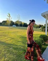 Sandalia de gamuza color bordó con taco corrido, plataforma y tira ajustable con hebilla en el tobillo.