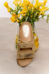 Sandalias bajas color cuero, con dos tiras anchas con hebilla y plantilla anatómica.