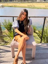 Remera negra con cuerpo de algodón y mangas abullonadas cortas en tela camisera a rayas celestes y blancas.