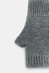 Mitones largos de punto en color marrón oscuro, con diseño acanalado y abertura para el pulgar.