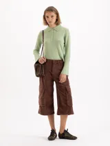 Bermuda tipo cargo de corderoy con silueta oversize y relajada. Presenta tiro medio, bolsillos laterales tipo cargo y diseño de pierna ancha.