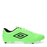 Championes de fútbol Umbro modelo Classico II HG, color negro con detalles en blanco. Presentan un diseño clásico con costuras reforzadas en la puntera para mayor control y durabilidad, cierre con cordones y suela con tapones diseñados para superficies firmes.