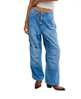 Jean de mezclilla azul claro, estilo cargo holgado con cordón ajustable en la cintura y paneles superpuestos en las rodillas.