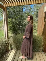 Vestido largo color verde oliva, de lino, con corte amplio, cuello mao, escote en V y mangas largas acampanadas.