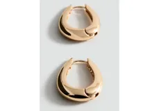 Pendientes de tipo criolla gruesa con diseño ovalado y acabado brillante.