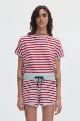 Short de tejido de punto con diseño de rayas horizontales rojas sobre fondo celeste. Cuenta con cintura elástica y cordón ajustable negro.