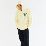 Canguro amarillo claro con capucha, cordones blancos y estampado del logo de los New York Yankees en azul marino.
