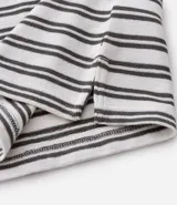 Remera relaxed de algodón a rayas horizontales blancas y negras, con cuello redondo, manga corta y logo "Soul." bordado en el pecho.