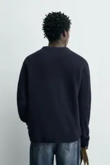 Jersey de punto con mezcla de lana y fibra de yak, de corte regular, con cuello redondo y manga larga. Presenta acabados en rib en puños, cuello y ruedo.